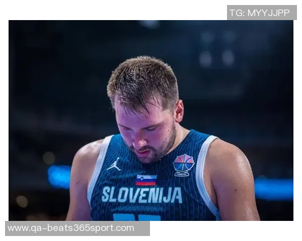 东契奇无奈摊手斯玛特遭大帽瞬间引发全场惊呼