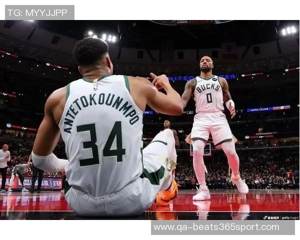 老友重聚利拉德与字母哥兄弟情深热聊共叙昔日辉煌时光 老友重聚利拉德与字母哥兄弟情深热聊共叙昔日辉煌时光